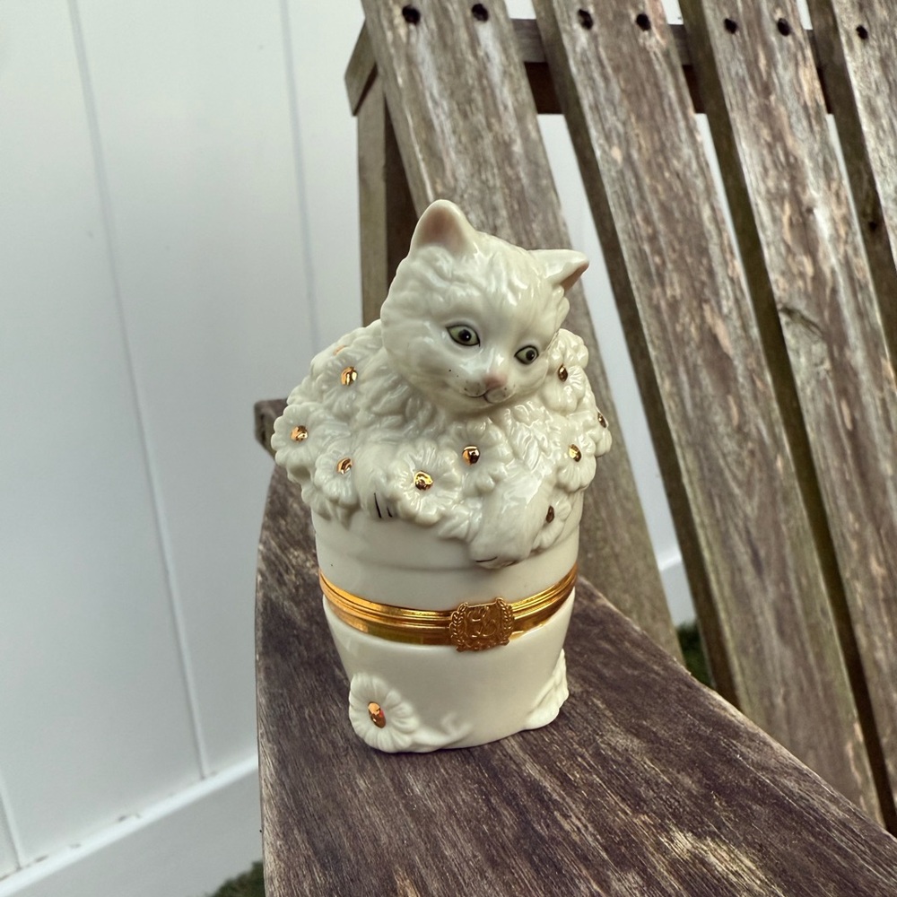 Lenox Treasures The Inquisitive Kitten Cream Cat in Flower‎ Bucket Trinket